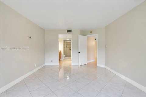 Condo in Pembroke Pines, Florida, 2 bedrooms  № 1462377 - photo 27