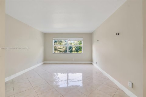 Condo in Pembroke Pines, Florida, 2 bedrooms  № 1462377 - photo 26