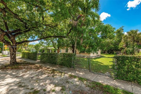 Villa ou maison à vendre à North Miami, Floride: 2 chambres, 69.68 m2 № 1938740 - photo 2