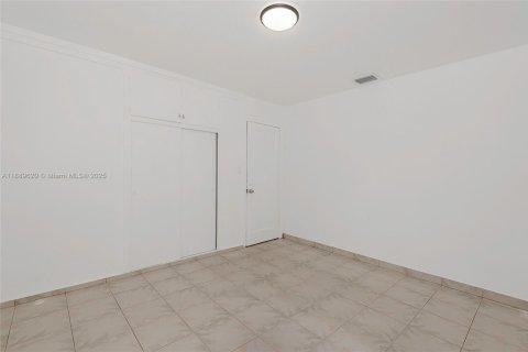 Villa ou maison à vendre à North Miami, Floride: 2 chambres, 69.68 m2 № 1938740 - photo 16