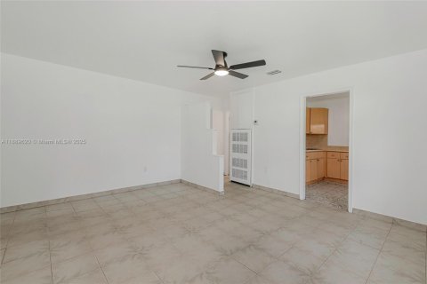 Villa ou maison à vendre à North Miami, Floride: 2 chambres, 69.68 m2 № 1938740 - photo 4