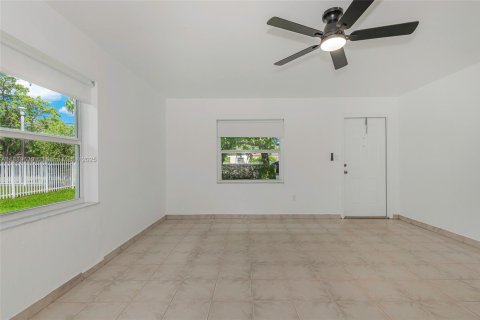 Villa ou maison à vendre à North Miami, Floride: 2 chambres, 69.68 m2 № 1938740 - photo 6