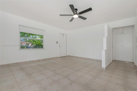 Villa ou maison à vendre à North Miami, Floride: 2 chambres, 69.68 m2 № 1938740 - photo 5