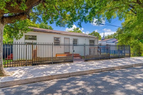 Immobilier commercial à vendre à Miami, Floride: 131.83 m2 № 2428097 - photo 2