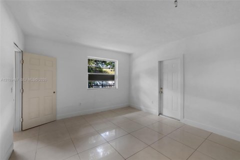 Immobilier commercial à vendre à Miami, Floride: 131.83 m2 № 2428097 - photo 12