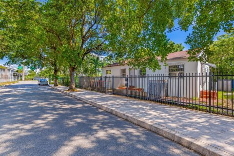 Immobilier commercial à vendre à Miami, Floride: 131.83 m2 № 2428097 - photo 3