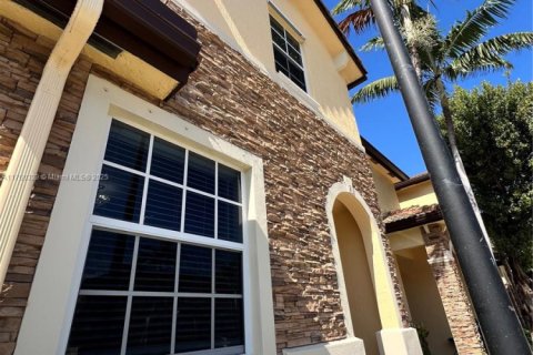 Adosado en venta en Cutler Bay, Florida, 3 dormitorios, 143.26 m2 № 1936989 - foto 2