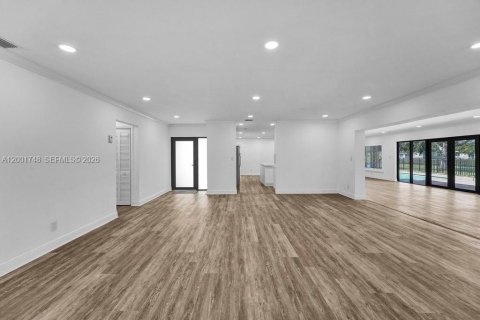 House in Miami, Florida 4 bedrooms, 246.56 sq.m. № 2067673 - photo 3