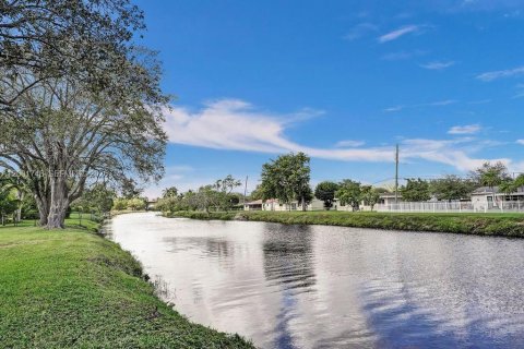 House in Miami, Florida 4 bedrooms, 246.56 sq.m. № 2067673 - photo 7