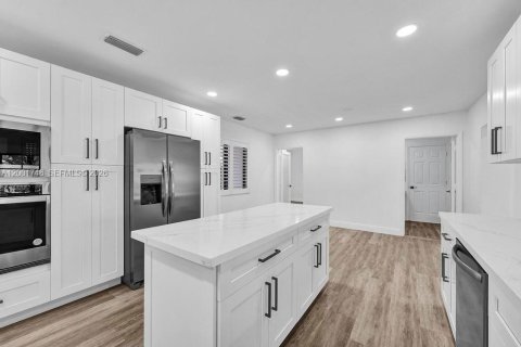 House in Miami, Florida 4 bedrooms, 246.56 sq.m. № 2067673 - photo 12