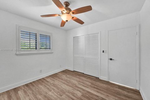 House in Miami, Florida 4 bedrooms, 246.56 sq.m. № 2067673 - photo 20