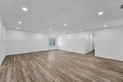 House in Miami, Florida 4 bedrooms, 246.56 sq.m. № 2067673 - photo 13