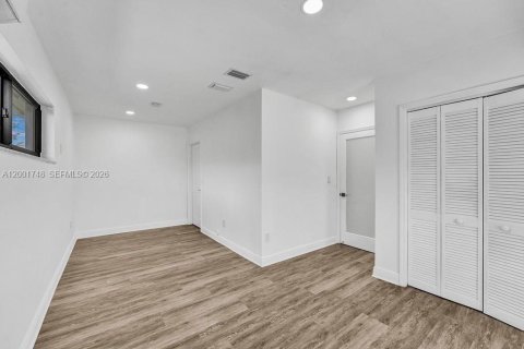 House in Miami, Florida 4 bedrooms, 246.56 sq.m. № 2067673 - photo 22