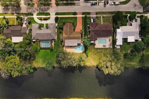 House in Miami, Florida 4 bedrooms, 246.56 sq.m. № 2067673 - photo 24