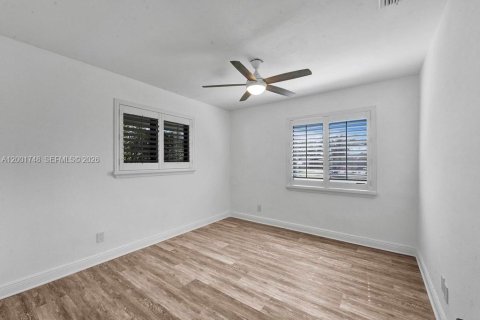 House in Miami, Florida 4 bedrooms, 246.56 sq.m. № 2067673 - photo 17