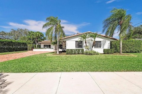 House in Miami, Florida 4 bedrooms, 246.56 sq.m. № 2067673