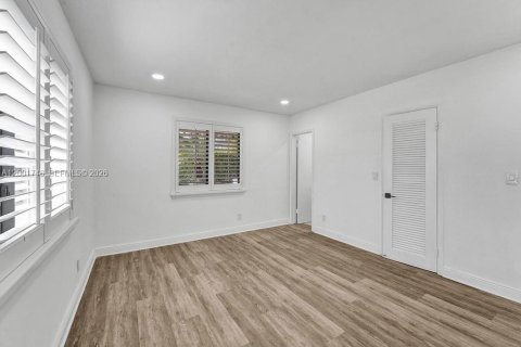 House in Miami, Florida 4 bedrooms, 246.56 sq.m. № 2067673 - photo 15