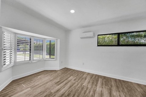 House in Miami, Florida 4 bedrooms, 246.56 sq.m. № 2067673 - photo 23