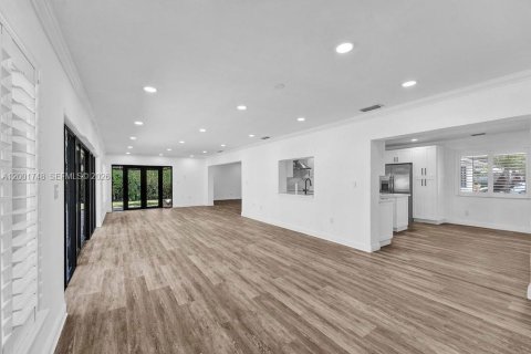 House in Miami, Florida 4 bedrooms, 246.56 sq.m. № 2067673 - photo 10
