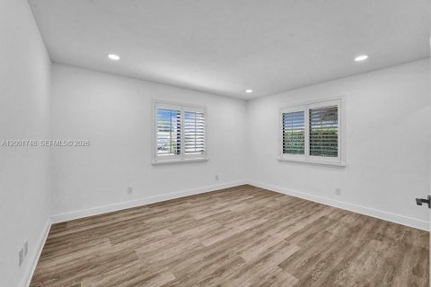 House in Miami, Florida 4 bedrooms, 246.56 sq.m. № 2067673 - photo 14