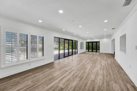 House in Miami, Florida 4 bedrooms, 246.56 sq.m. № 2067673 - photo 9