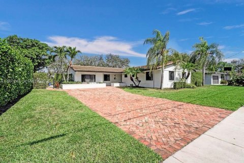 House in Miami, Florida 4 bedrooms, 246.56 sq.m. № 2067673 - photo 2