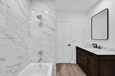 House in Miami, Florida 4 bedrooms, 246.56 sq.m. № 2067673 - photo 21