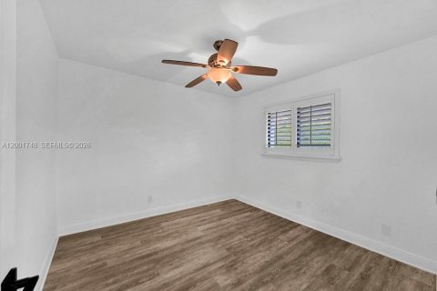 House in Miami, Florida 4 bedrooms, 246.56 sq.m. № 2067673 - photo 19