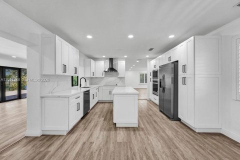 House in Miami, Florida 4 bedrooms, 246.56 sq.m. № 2067673 - photo 11