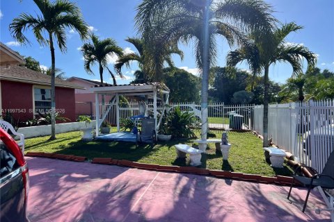 House in Homestead, Florida 5 bedrooms, 219.99 sq.m. № 2066638 - photo 2