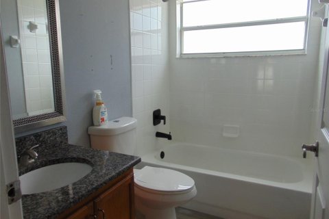 House in Clermont, Florida 6 bedrooms, 216.56 sq.m. № 2227722 - photo 29