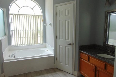 House in Clermont, Florida 6 bedrooms, 216.56 sq.m. № 2227722 - photo 11