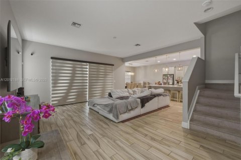 Casa en alquiler en Coral Springs, Florida, 4 dormitorios, 286.79 m2 № 2171129 - foto 3