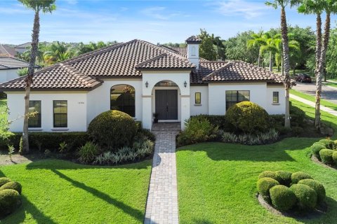 House in Windermere, Florida 4 bedrooms, 333.15 sq.m. № 1685343 - photo 1
