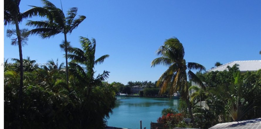 Дом в Ки-Бискейн, Флорида 5 спален, 436.64м2 № 2050781