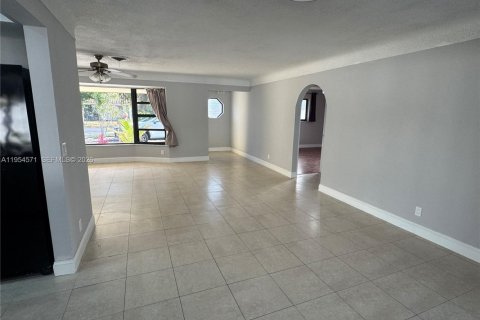 House in Deerfield Beach, Florida 2 bedrooms, 164.72 sq.m. № 2009339 - photo 9