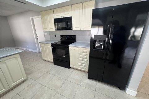 House in Deerfield Beach, Florida 2 bedrooms, 164.72 sq.m. № 2009339 - photo 13