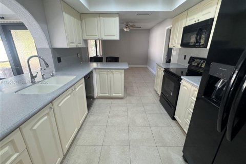 House in Deerfield Beach, Florida 2 bedrooms, 164.72 sq.m. № 2009339 - photo 11