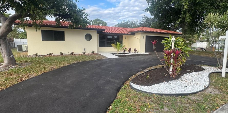 House in Deerfield Beach, Florida 2 bedrooms, 164.72 sq.m. № 2009339