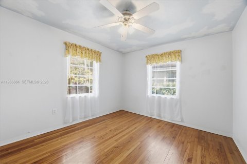 House in Miami Shores, Florida 3 bedrooms, 177.35 sq.m. № 2030514 - photo 1