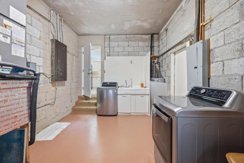 House in Miami Shores, Florida 3 bedrooms, 177.35 sq.m. № 2030514 - photo 3