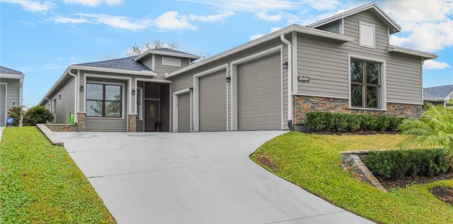House in New Smyrna Beach, Florida 3 bedrooms, 266.07 sq.m. № 1527904