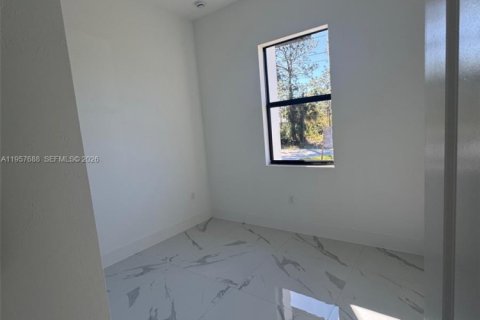 Casa en venta en Lehigh Acres, Florida, 3 dormitorios № 2011361 - foto 2