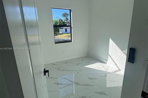 Casa en venta en Lehigh Acres, Florida, 3 dormitorios № 2011361 - foto 3