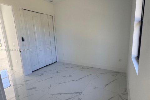 Casa en venta en Lehigh Acres, Florida, 3 dormitorios № 2011361 - foto 4