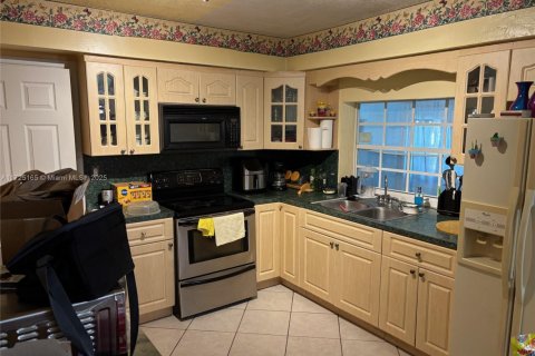 House in Pembroke Pines, Florida 2 bedrooms, 132.39 sq.m. № 1875295 - photo 6