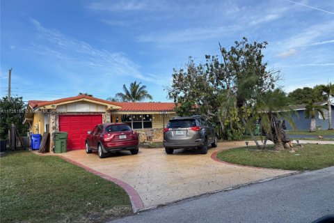 House in Pembroke Pines, Florida 2 bedrooms, 132.39 sq.m. № 1875295 - photo 1