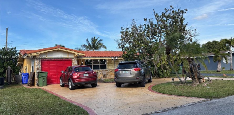 House in Pembroke Pines, Florida 2 bedrooms, 132.39 sq.m. № 1875295