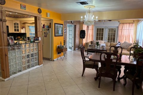House in Pembroke Pines, Florida 2 bedrooms, 132.39 sq.m. № 1875295 - photo 3