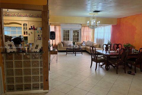 House in Pembroke Pines, Florida 2 bedrooms, 132.39 sq.m. № 1875295 - photo 5